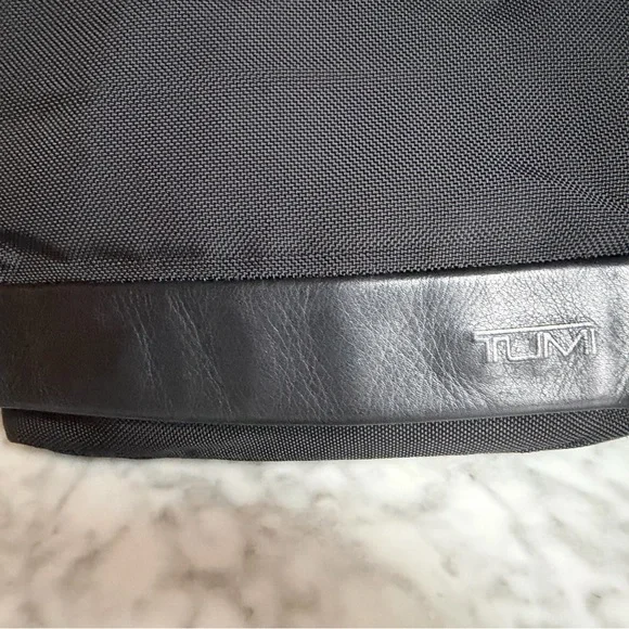 Men's TUMI Black Crossbody Laptop Messenger Bag Leather and Nylon Magnetic Close - Picture 3 of 9